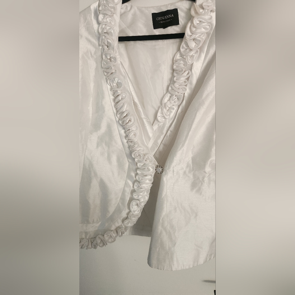 Elegant Giovanna Signature Vintage 16W White Ruffled Blazer